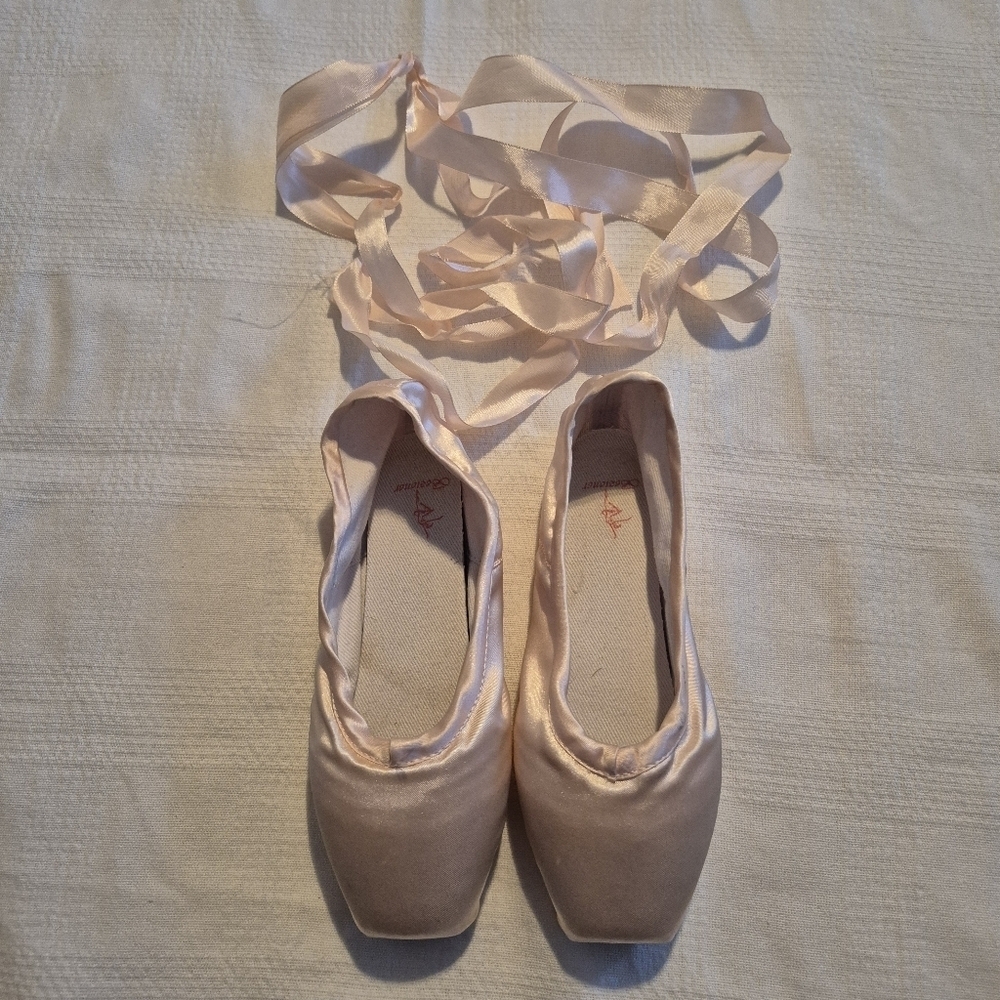 Ballet Girls size 37 pink satin ballet pointe shoes with ribbons.